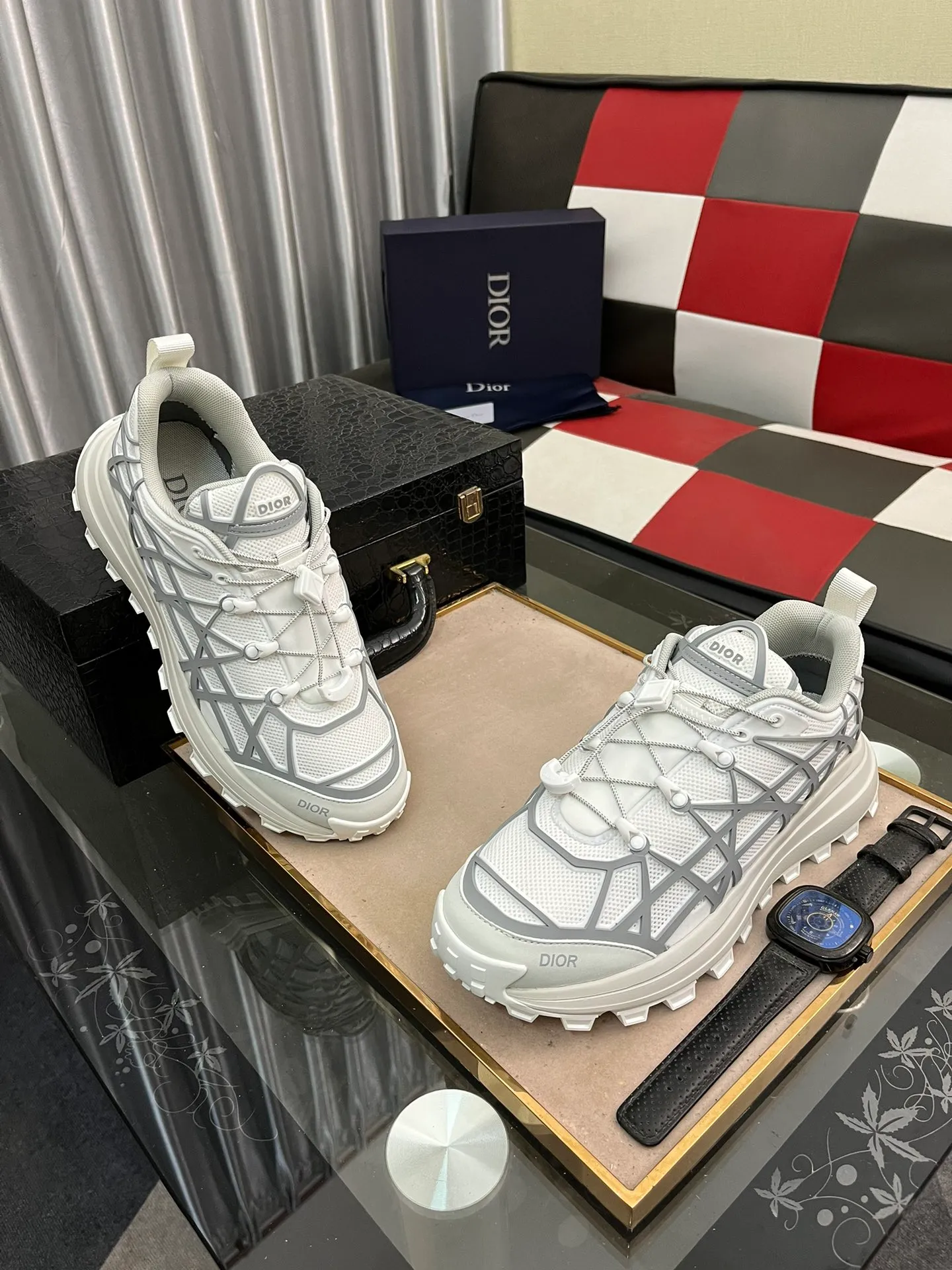Ex-factory price 520⌚️⌚️B31 RUNNER sports shoes highlight the fashionable silhouette and are decorated with curved cannage pattern. They reinterpret the classic pattern in a structural style and enrich the Dior 2023 summer men's wear series. Meticulously crafted using the advanced craftsmanship of hiking shoes, it blends outdoor culture with Dior heritage. Code number 38-445⃣️Color optional